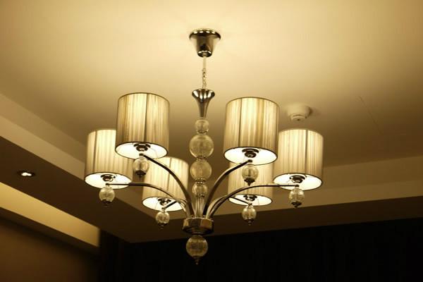 1吊灯一般来说,家庭居室所用的照明灯具分类为 吊灯,吸顶灯,落地灯